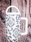 Western tumbler with arched lid and bold handle