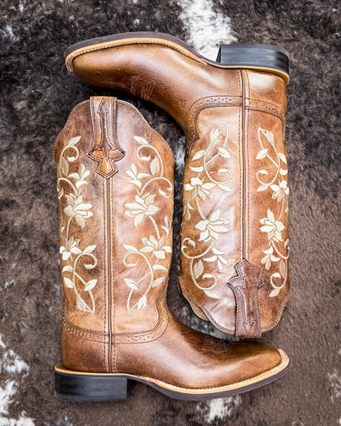 The Wren Twisted X Women's 13" Ruff Stock Boot displayed on cowhide.