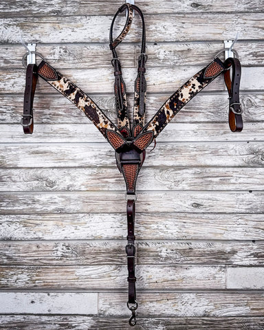 The Breast Collar and Single Ear Headstall displayed on a wood back drop.