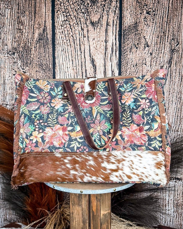 Front view of the Fyole Weekender bag on a wood backdrop. 