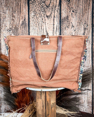 Back view of the Fyole Weekender bag on a wood backdrop. 