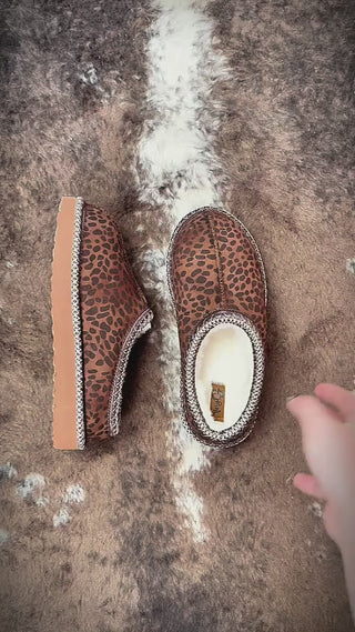 The Georgina Slippers are your new excuse to never leave the house 😌
Leopard print on the outside, plush sherpa on the inside, and all the cozy vibes you could want.