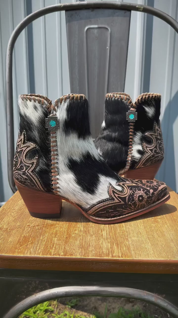 ✨ Hair-on hide = one of a kind. ✨
Every single piece is unique, so no two patterns are ever the same.
When you grab a hair-on bag, wallet, or boot, you’re getting something truly one of a kind.

That spot? That swirl? That coloring?
Nobody else will have the exact same one, and that’s what makes it so special. 🤎🐄