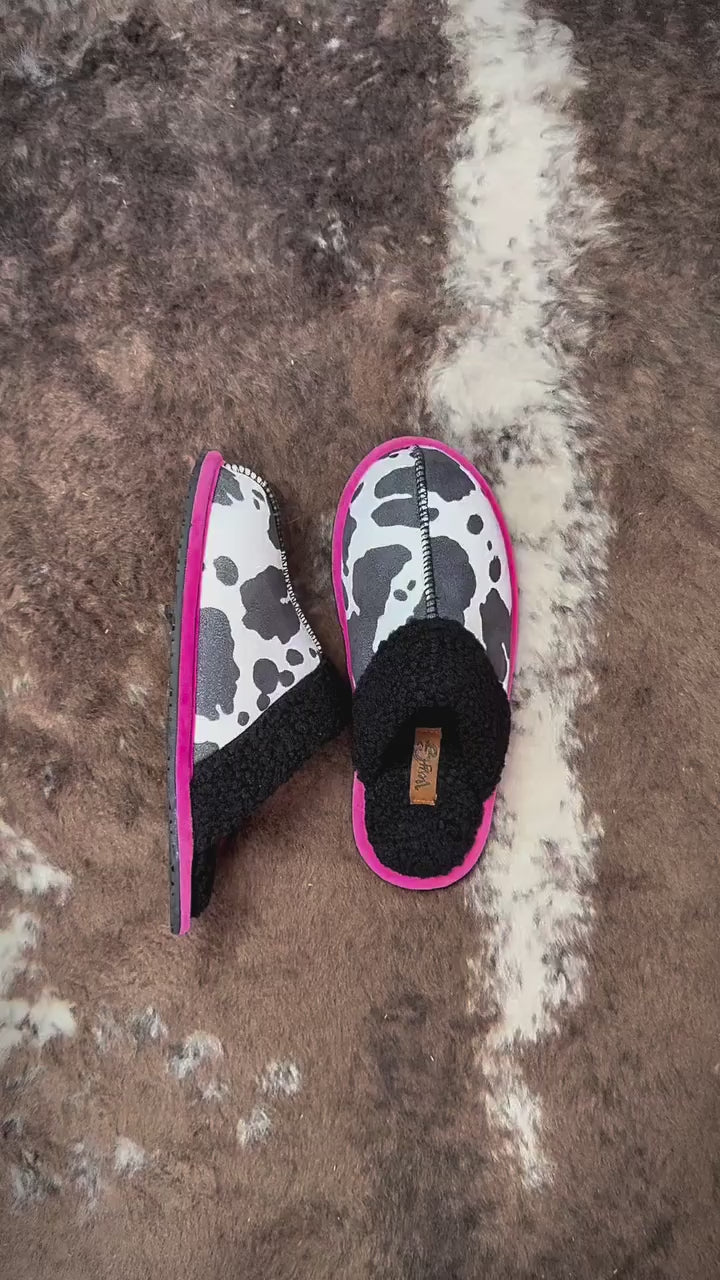 Cowgirl cozy, but make it ✨loud✨.
Fuzzy lining, bold cowprint, and colors that don’t whisper.

These Alala slippers are what you slide into after chores, after rodeo, or after doing absolutely nothing at all.

🐮 Cowprint but make it cute
🐮 Soft fleece lining
🐮 Color pop soles
🐮 Comes in brown/turquoise or black/pink

Basically… they're slippers with main character energy.