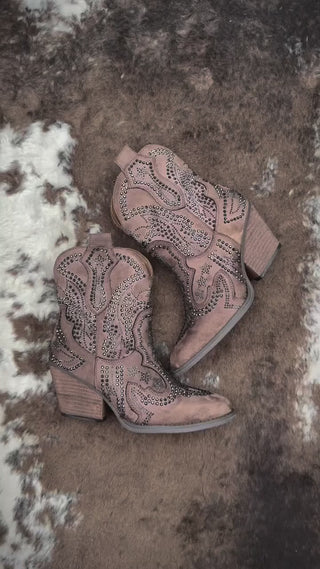 ✨ Ready to steal the spotlight? ✨

The Parade Bling Ankle Bootie is where western grit meets glam shine 🤠💎. With its bling details, perfect ankle height, and all-day comfort, this bootie is built for rodeo nights, concerts, and every outfit that needs a little extra sparkle.

🤍 Available in Taupe, Nude, & Black
🤍 Easy to style with jeans, skirts, or dresses
🤍 Just the right mix of edgy + chic

These are the boots that’ll have everyone asking, “Where’d you get those?” 👀