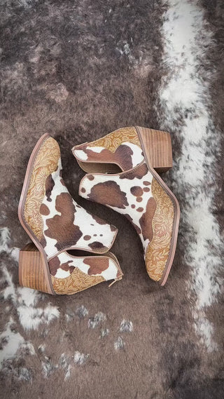 The booties I can’t stop wearing are on SALE 🤯🔥

The Christina Booties by Very G have:
✨ That signature Very G footbed = all day comfort
✨ Flexible, lightweight faux leather
✨ So. Many. Compliments. 👢💃

Tan or Chocolate, you can’t go wrong.
This is your sign, bestie… go grab ‘em while they’re still here!