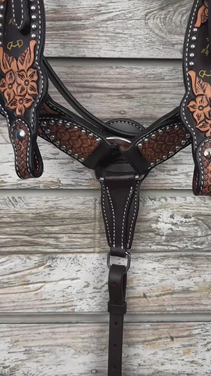 New tack just dropped and she’s STUNNING 😍🐴✨
Tooled leather, turquoise, sunflower details... we’re in love.