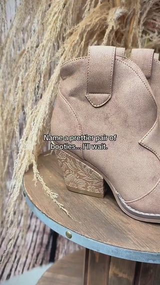 I’m not saying these booties changed my life… but I am saying I’ve built 3 outfits around them this week 🫣🤍

The tooled heel?? The neutral color?? They’re comfy, easy to style, and make me feel like I’ve got my life together even when I don’t 😂

Grab them while they’re still on sale at broncowesternsupply.com